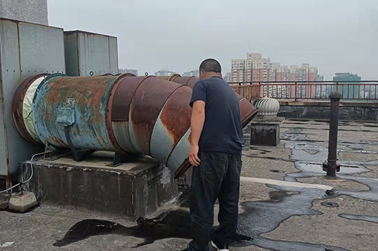 消防施工在豎井裏麵（miàn）安裝排煙（yān）風管是否需要做防火包裹？